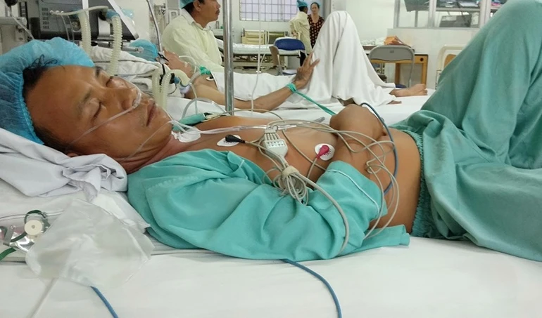 Người đàn ông 5 lần mổ đang cần sự giúp đỡ